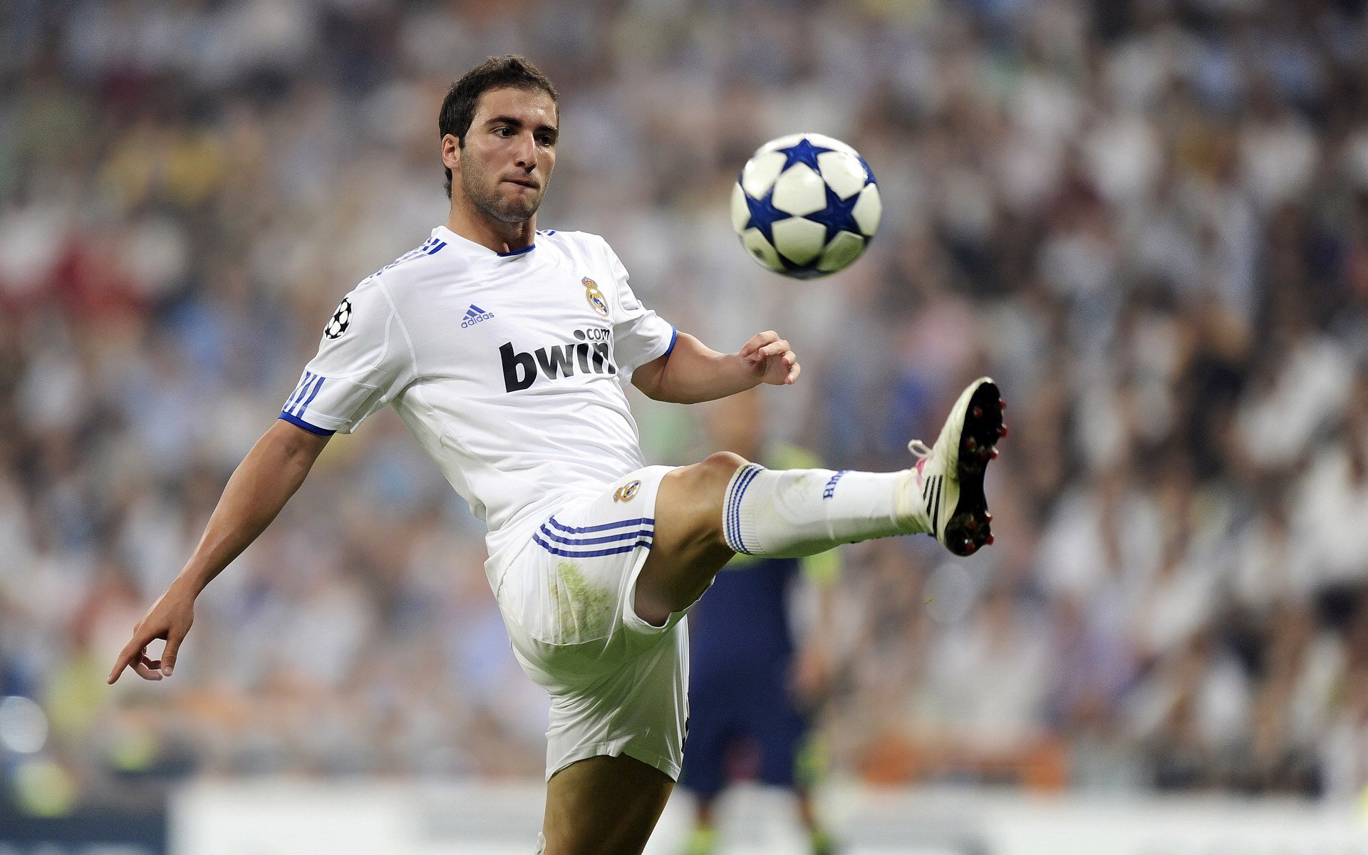 圣西罗的闪电,莱奥压制级表演,撕裂欧冠半决赛之夜