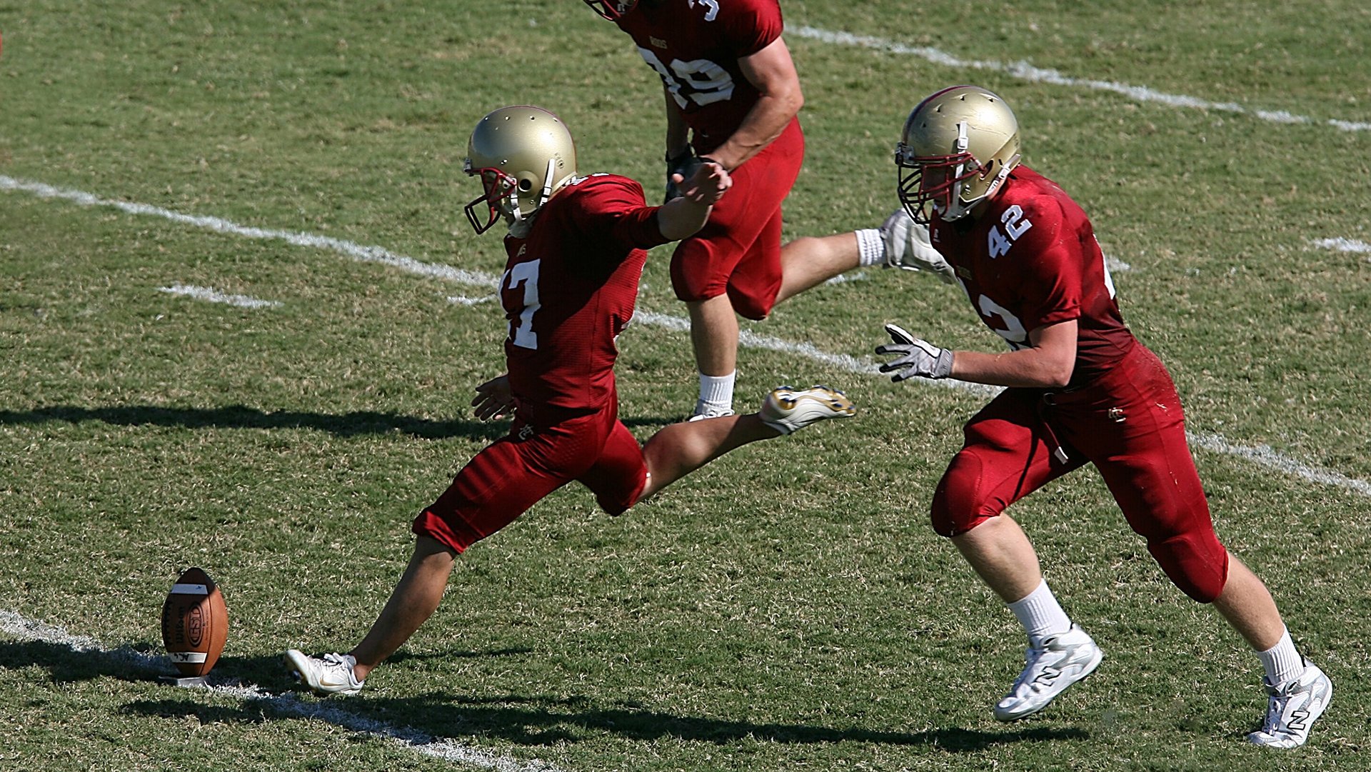 佩德里关键战不手软，拜仁强压加纳，现代足球的战术博弈与精神传承